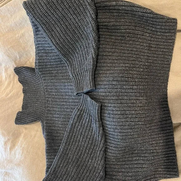 DISSH 35% Wool Ribbed Gray Sweater